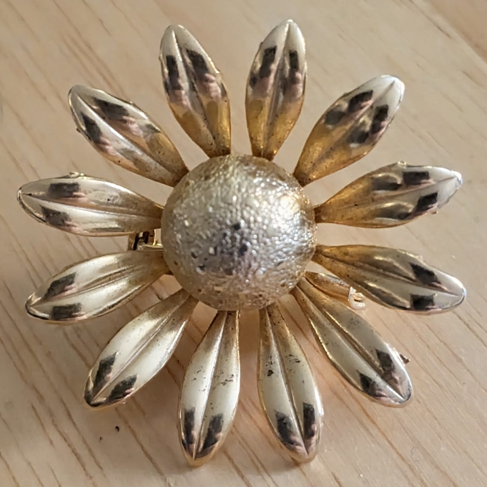 Vintage Daisy Gold Brooch - Picture 1 of 2